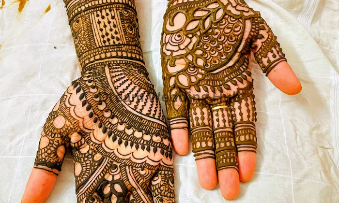 Urmi Mehendi Artist